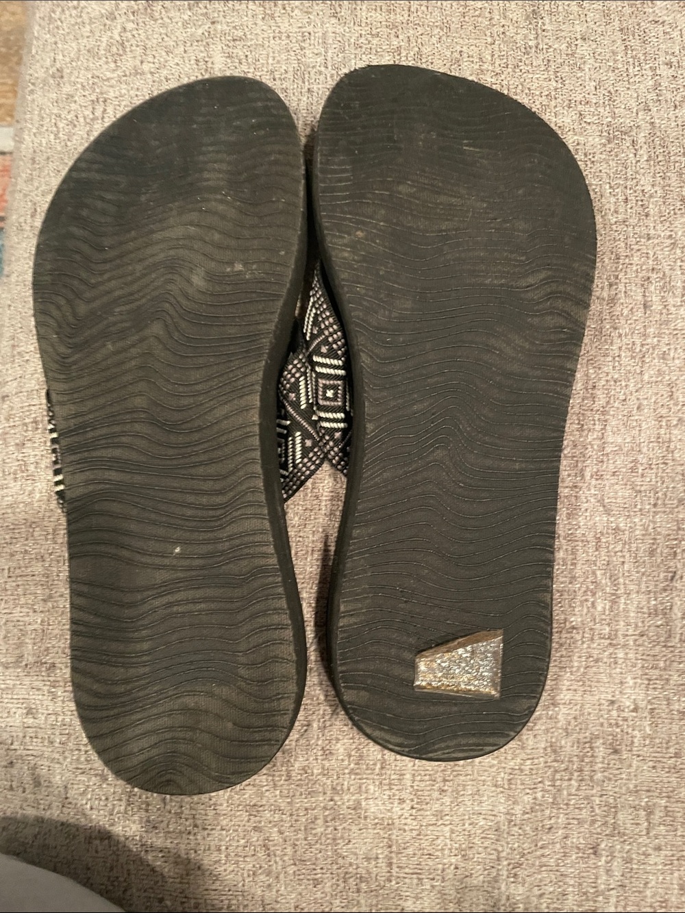 Reef Women’s Black Flip Flops with White Geometric Straps - Picture 2 of 2